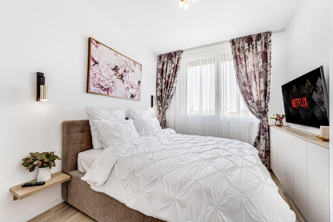 Elegant Apartment Near Afi & Atrium Mall อาราด ภายนอก รูปภาพ