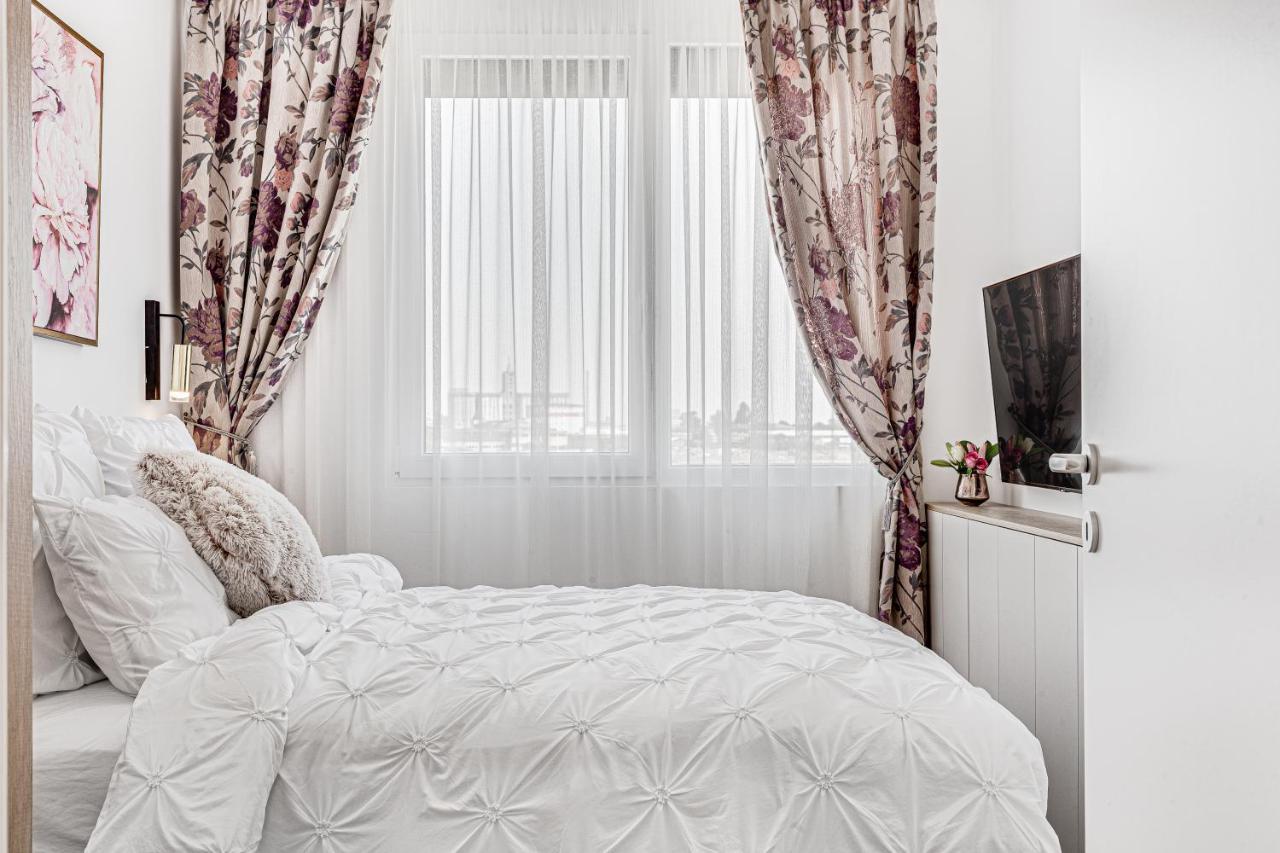 Elegant Apartment Near Afi & Atrium Mall อาราด ภายนอก รูปภาพ